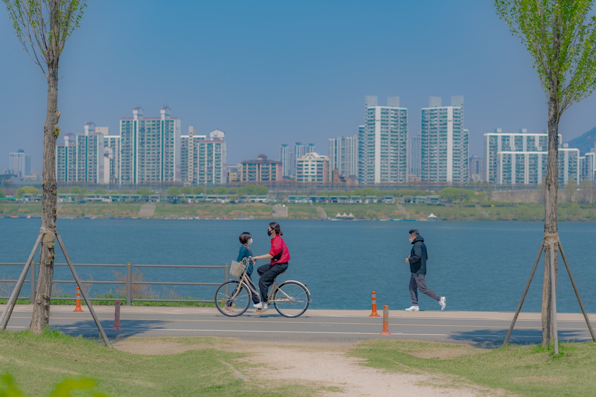 2026 전세난 시대 - 계약 전 확인해야 할 서류와 건물을 살펴보는 모습