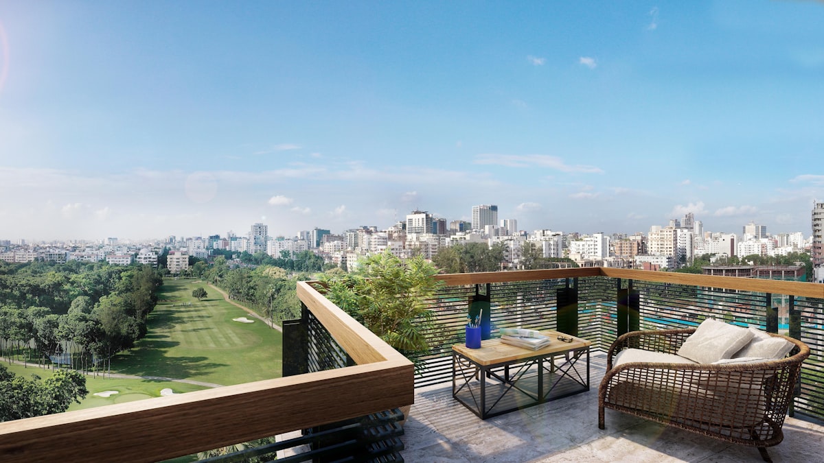 전월세 계약서 작성법 완벽 가이드 - 계약 전 확인해야 할 서류와 건물을 살펴보는 모습
