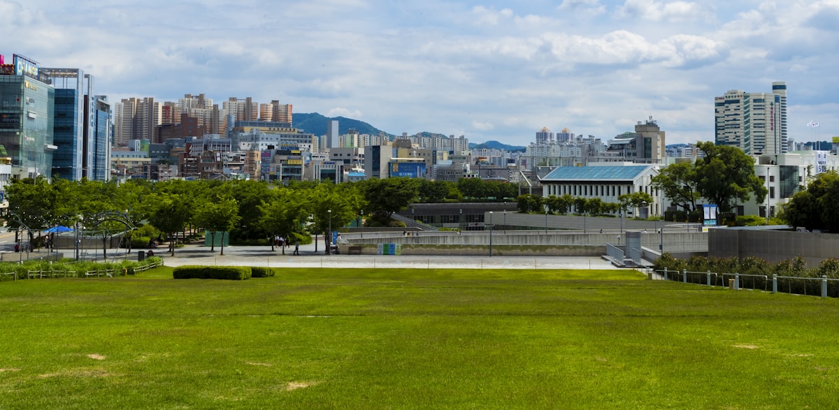 전입신고 안되는 오피스텔 - 계약 전 확인해야 할 서류와 건물을 살펴보는 모습