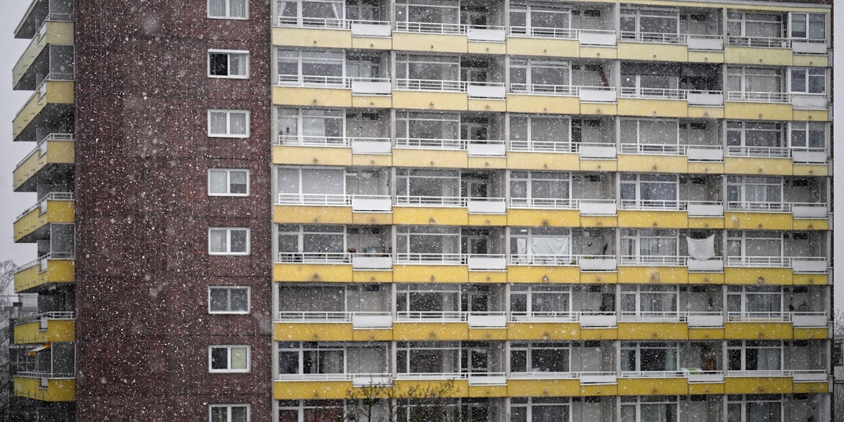 원룸 남향이라고 다 좋을까 - 계약 전 확인해야 할 서류와 건물을 살펴보는 모습